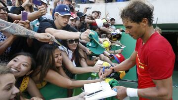 Rafa Nadal firma autógrafos en Río.