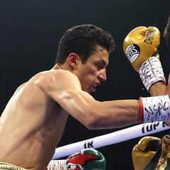 Rafael Espinoza noquea y despeja dudas en su primera defensa