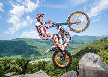 Pocas semanas después del título 31 Bou certificaba el 32. Esta vez en la especialidad de trial al aire libre. Italia fue el escenario que vio al emperador coronarse una vez más. El del Repsol Honda acabó segundo el TrialGP por detrás de Grattarola y certificó el campeonato. Además, también ganó con España el Trial de las Naciones para cerrar un mes de septiembre repleto de triunfos. 
