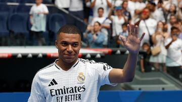 MADRID, 16/07/2024.- El francés Kylian Mbappé durante su presentación como nuevo jugador del club, este martes en el estadio Santiago Bernabéu de Madrid. Mbappé ha firmado este martes el contrato que le une al conjunto blanco para las próximas cinco temporadas. EFE/Chema Moya