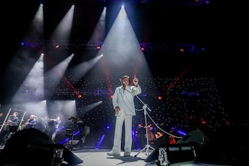 El cantante Roberto Carlos durante un concierto en el Wizink Center, a 26 de septiembre de 2024, en Madrid (España). Roberto Carlos es uno de los iconos más populares y reconocidos de la música brasileña en el mundo. El cantautor es uno de los artistas latinos que más discos ha vendido, con más de 150 millones de copias. El artista reconocido con varios premios Grammy visita de nuevo España para interpretar nuevos temas, como el single ‘Eu Ofreço Flores’ publicado en 2023, en un concierto donde interpreta éxitos como ‘Lady Laura’, ‘Amigo’ o ‘El gato que está triste y azul’, entre otros.
26 SEPTIEMBRE 2024;CONCIERTO;WIZINK CENTER;ROBERTO CARLOS;CANTANTE;
Ricardo Rubio / Europa Press
26/09/2024