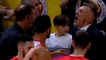 Pérdida de papeles tremenda: Jasikevicius y Bartzokas se enganchan al final del partido