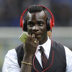 Balotelli: “Por 10 millones incluso jugaría en el equipo de mi hermano”
