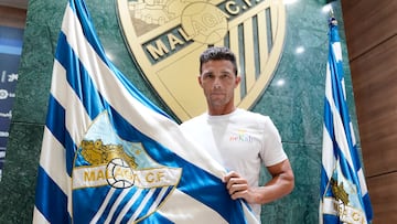 Rubén Castro, posando junto a la bandera del Málaga.