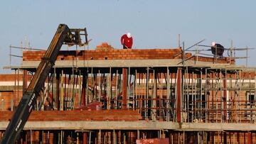 Dos albañiles trabajan en una obra en Valladolid. EFE/ Nacho Gallego/Archivo