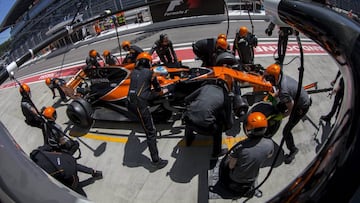 VXH23 SOCHI (RUSIA) 28/04/2017.- El piloto espa&ntilde;ol de F&oacute;rmula Uno Fernando Alonso, de McLaren, realiza una parada en boxes durante los entrenamientos del Gran Premio de Rusia en el circuito de Sochi (Rusia) hoy, 28 de abril de 2017. EFE/Valdrin Xhemaj