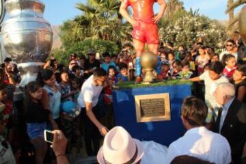 La revolución de Sánchez: así presentaron su estatua