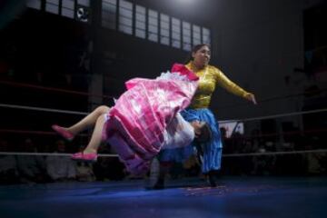 Momento de lucha entre cholitas.