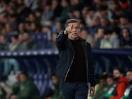 VALENCIA, 18/02/2026.- El técnico portugués del Levante, Luis Castro, durante el encuentro correspondiente a la jornada 16 de Laliga EA Sports que Levante y Villarreal disputan este miércoles en el estadio Ciutat de Valencia. EFE / Manuel Bruque.