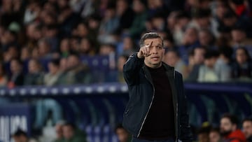 VALENCIA, 18/02/2026.- El técnico portugués del Levante, Luis Castro, durante el encuentro correspondiente a la jornada 16 de Laliga EA Sports que Levante y Villarreal disputan este miércoles en el estadio Ciutat de Valencia. EFE / Manuel Bruque.