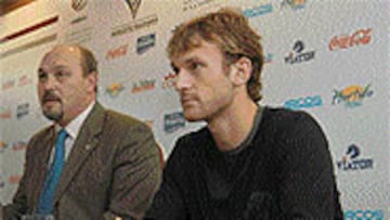 <B>REFUERZO</B>. Delporte, junto a su presidente, Ángel Contreras.