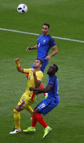 Florin Andone y Bacary Sagna.