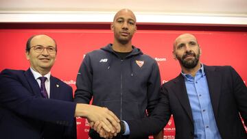 31/01/17 SEVILLA FIRMA DE LA RENOVACION DE NZONZI CON PEPE CASTRO Y MONCHI