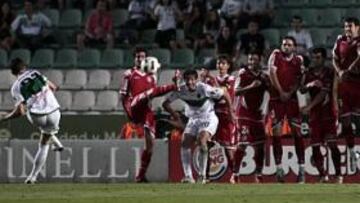 <b>GOLAZOS E INVASIÓN. </b>Edu Albacar marcó así el segundo gol de su equipo. Tras el partido, hubo invasión de campo.