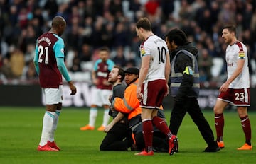 Tras la derrota de 0-3 ante el Burnley, seguidores de los Hammers ingresaron al campo para recriminar a sus jugadores.