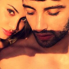 Iannone sale ileso de su caída y su novia lo celebra posando en sujetador