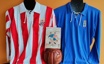 Imagen del libro 'Los derbis asturianos', junto a dos réplicas de camisetas históricas de Sporting y Oviedo.