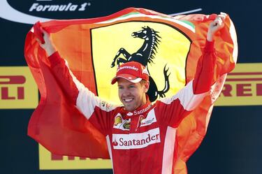 El alemn llegaba a Maranello para completar el hueco que dejaba libre Fernando Alonso. La Scu-deria sustituy a un campen por otro y al mismo tiempo, cumpla el sue?o de la joya ms exitosa de Red Bull: ir a Ferrari como su dolo y compatriota Michael Schumacher. Seb lleg como com-pa?ero de Kimi Raikkonen, consigui dos subcampeonatos (2017 y 2018) como mejor resultado junto al equipo italiano, y tras una temporada para olvidar plagada de errores, termin diciendo adis en 2020 despus de seis a?os en los que fue incapaz de ampliar su palmars.