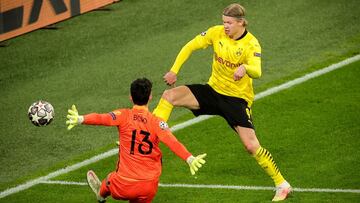 Dortmund (Germany), 09/03/2021.- Dortmund's Erling Haaland (R) in action against Sevilla's goalkeeper Yassine Bounou (L) during the UEFA Champions League round of 16 second leg soccer match between Borussia Dortmund and Sevilla FC in Dortmund, G