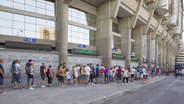 Colas en el Bernabéu en vísperas del Clásico de la Supercopa.