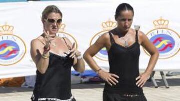 <b>MUCHO TRABAJO. </b>Anna Tarrés, junto a la bailaora Flora Albaicín, en la piscina de Saltos de Montjuïc.