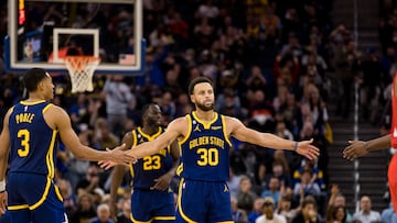 Stephen Curry festeja con sus compañeros durante un partido de la NBA.