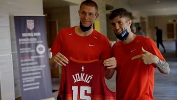 Christian Pulisic regala jersey de Nicola Jokić a Ethan Horvath