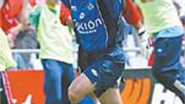 <b>HÉROE.</B> Miguel Ángel marcó dos goles y lanzó al Getafe a estar a un paso del ascenso.