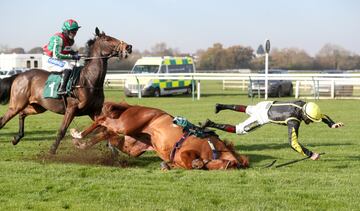 La temporada de carreras de vallas sigue su curso en Inglaterra, que se intensificará con la llegada del invierno. En la imagen, el caballo Camacho Man desmonta al jockey Sam Twiston Davies en Warwick, un hipódromo que tiene la peculiaridad de albergar un campo de golf dentro, con algún hoyo en el interior de la pista.  