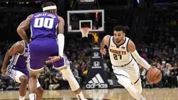 DEN107. DENVER (CO, EE. UU.), 23/10/2018. El escolta Jamal Murray (d) de Denver Nuggets se dirige a la cesta ante el pívot Willie Cauley-Stein (c) y el escolta De'Aaron Fox (i) de Sacramento Kings hoy, martes 23 de octubre de 2018, durante un juego entre Denver Nuggets y Sacramento Kings, en el Pepsi Center de Denver, Colorado (EE. UU.). EFE/Todd Pierson