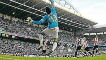 <b>MISIL AÉREO. </b>Javi Martínez dio el empate al Athletic con un golazo de cabeza. Es el quinto que consigue de esa manera esta temporada.