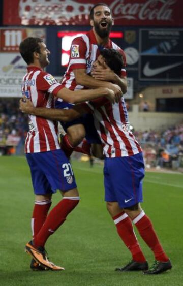 Diego Costa celebra el 2-0 con Leo y con Arda Turan.