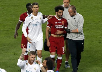 Destrozado: La lesión de Salah en imágenes... Peligra el Mundial