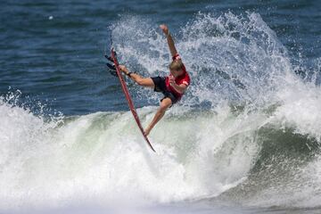 Aunque con alguna dificultad y en la repesca, el hawaiano y bicampen del mundo de surf ha acabado entrando en octavos de final, donde se enfrentar a su compatriota Kolohe Andino en una eliminatoria de nivel.