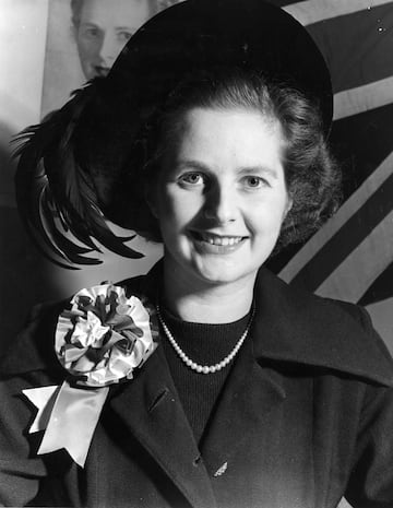 La primera ministra de Reino Unido, naci¨® el 13 de octubre de 1925 en Grantham, Inglaterra. Sin duda fue la mujer pol¨ªtica del siglo XX m¨¢s famosa del mundo. Admirada por unos y odiada por otros, fue apodada como "La Dama de Hierro" por su fuerte pol¨ªtica. Transform¨® Reino Unido con las privatizaciones de las empresas estatales, de la educaci¨®n y de la ayuda social.