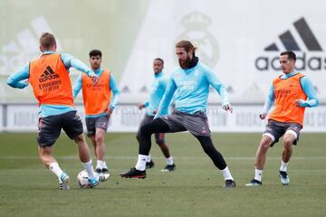 Ramos, durante el entrenamiento de este viernes con el Madrid. Sufre una contusión en la tibia y no jugará en Vigo.