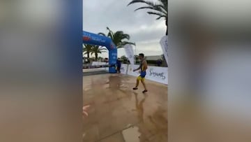 Directo a las grandes pifias del deporte: lo de este triatleta a un metro de meta es increíble