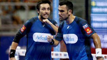 El argentino Fernando Belasteguín (i) junto a su compañero, el brasileño Pablo Lima celebran un punto en la final masculina de dobles del Abierto de Alicante de pádel.