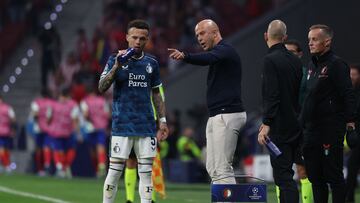 Feyenoord's Dutch head coach Arne Slot talks to Feyenoord's Dutch defender #05 Quilindschy Hartman during the UEFA Champions League 1st round day 2 group E football match between Club Atletico de Madrid and Feyenoord at the Wanda Metropolitano stadium in Madrid on October 4, 2023. (Photo by Pierre-Philippe MARCOU / AFP)