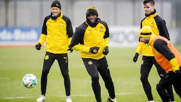 Usain Bolt entrena en un rondo con la plantilla del Borussia Dortmund.