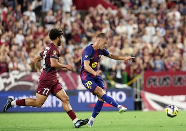 Gustavo Klismahn pelea un balón ante Dani Olmo.