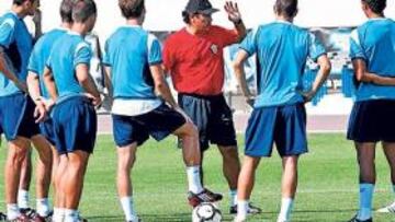 <b>LOS RESULTADOS MANDAN. </b>Hugo Sánchez dando una charla a sus jugadores. El técnico mexicano afronta dos jornadas decisivas.