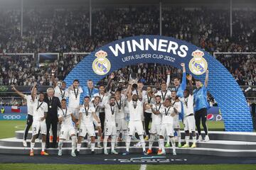 Los jugadores del Real Madrid celebran la Supercopa de Europa.