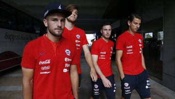Futbol, cancelacion del partido amistoso en Sapporo.
Jugadores de la seleccion chilena son fotografiados afuera del hotel Sapporo Park.
La seleccion chilena debia enfrentar a su similar japones el proximo viernes en un partido amistoso que fue cancelado