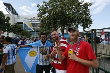 Color de los hinchas llegando  en el NRG Stadium en  Houston. antes del partido entre Argentina vs EE.UU.