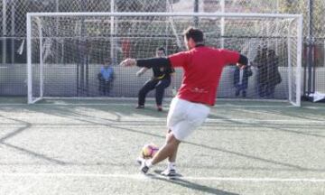 Lanzamiento de penalti de Kiko frente a Tomás Roncero. Partido solidario a favor de Fundela (Fundación Española para el Fomento de la Esclerosis Lateral Amiotrófica) jugado en el Liceo Europeo entre amigos de Kiko y amigos de Matallanas 