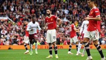 Bruno Fernandes, jugador del Manchester United, se lamenta tras fallar el penalti ante el Aston Villa en un partido de Premier League.