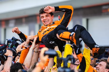 Con el firme avance de McLaren, Norris Miami vio su momento en el glamour. El auto de seguridad apareció de manera oportuna, con Lando, con neumáticos nuevos, eliminó el verstepón con potencia. Fue un éxito limpio, sin confusión, solo la velocidad. En medio del programa estadounidense, la sonrisa más esperada de Badok finalmente llegó. Norris ya no es prometedor: fue el ganador.
