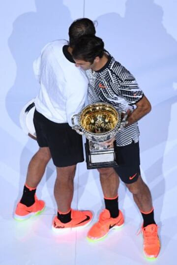 Rafael Nadal y Roger Federer en la ceremonia de trofeos del Open de Australia.