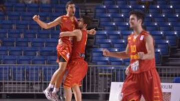 Jaime Fernández celebra la canasta que dio el triunfo a España ante Israel.